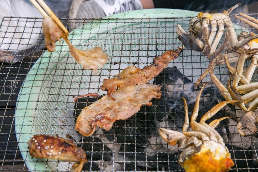 趁着午休两小时，他们在天台上组了个jió盆烤肉趴