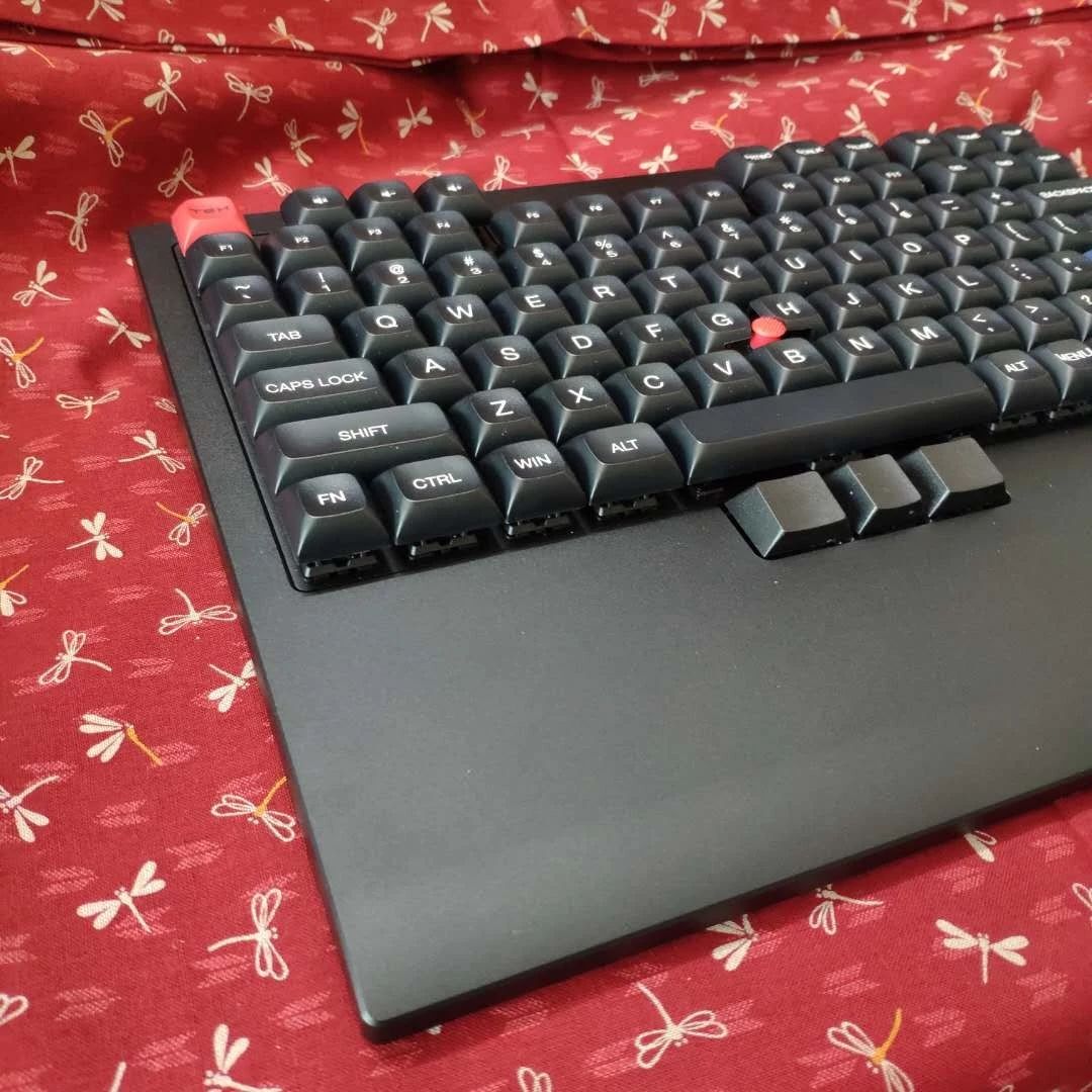 联想thinkpade14小红点是干嘛的,thinkpadlogo上的小红点是灯吗