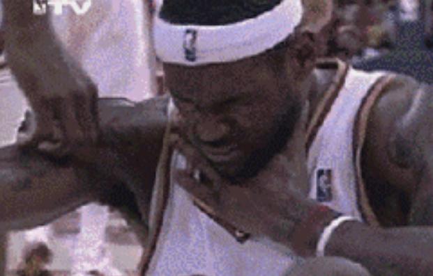 詹姆斯被恶犯打进球,詹姆斯生涯十大恶犯集锦