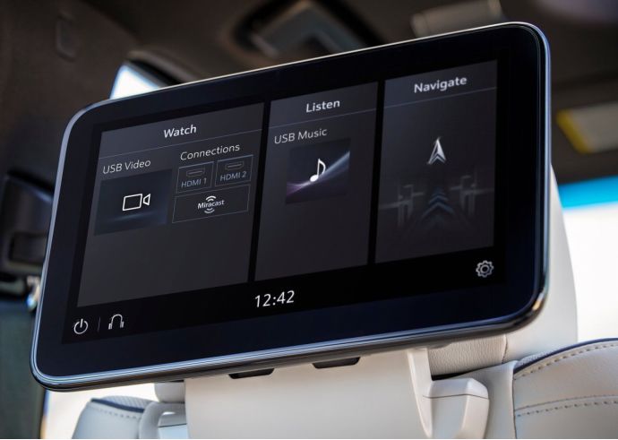 凯雷德对比路虎卫士气场,新款凯雷德的参数配置