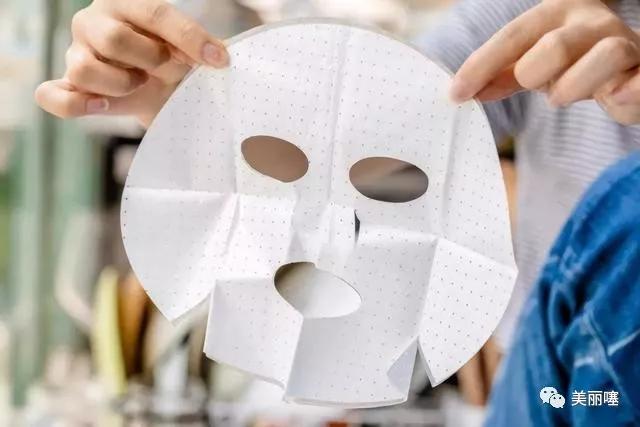 面膜塑料纸需要敷在脸上还是撕掉,面膜纸外面的塑料纸用撕掉吗