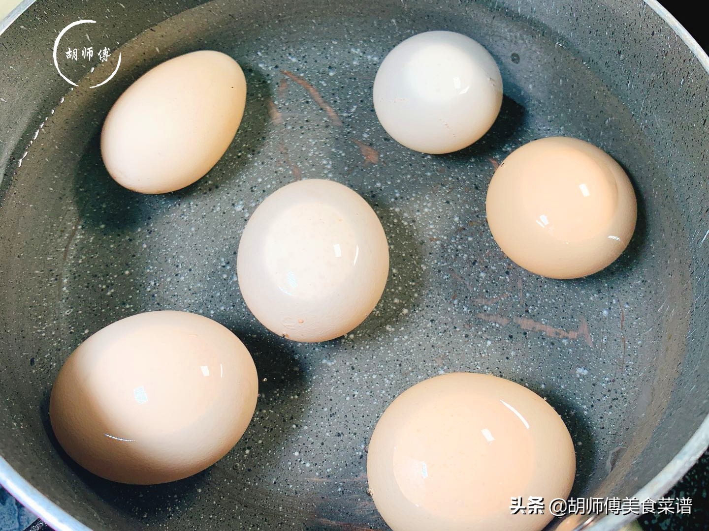 阿姨一分钟剥100个鸡蛋，学会她煮鸡蛋的方法，蛋壳轻轻一碰就掉