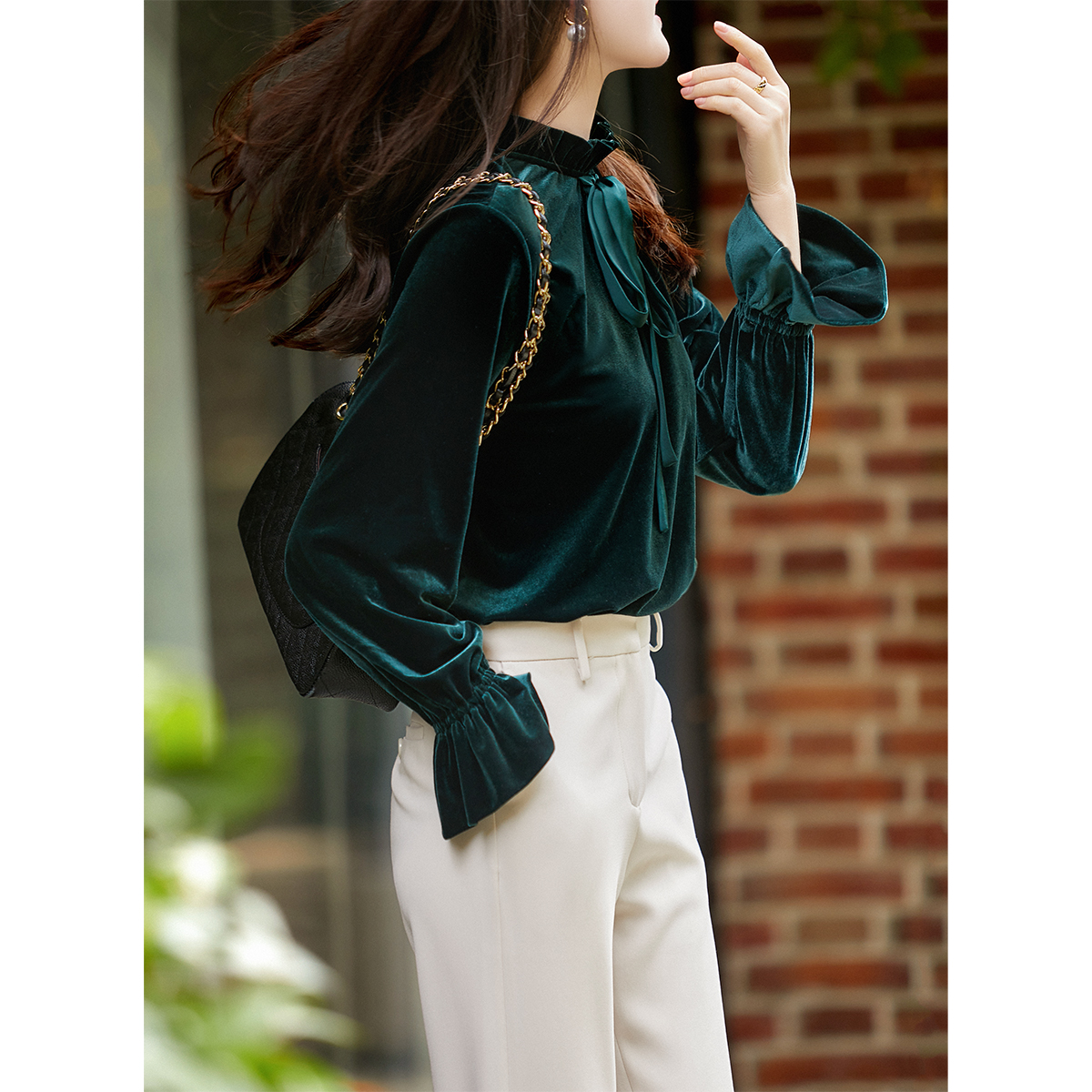 白色修身打底衫搭配裤子 (宽松保暖打底衫怎么搭配裤子)