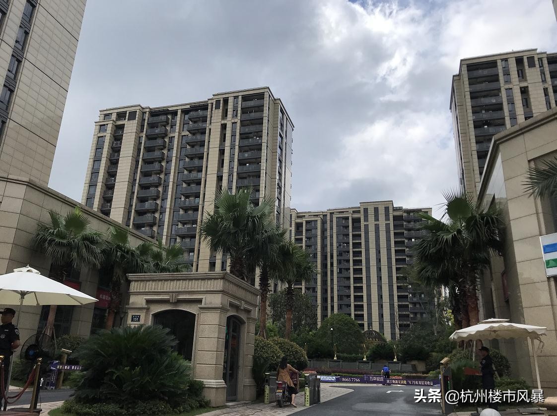 刚领出大证,紫金府已经有二手房挂牌了,单价6万+,会有人接盘吗