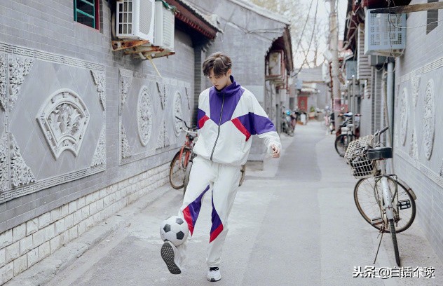 鹿晗现身胡同踢足球热搜,鹿晗重返十七岁大秀舞姿