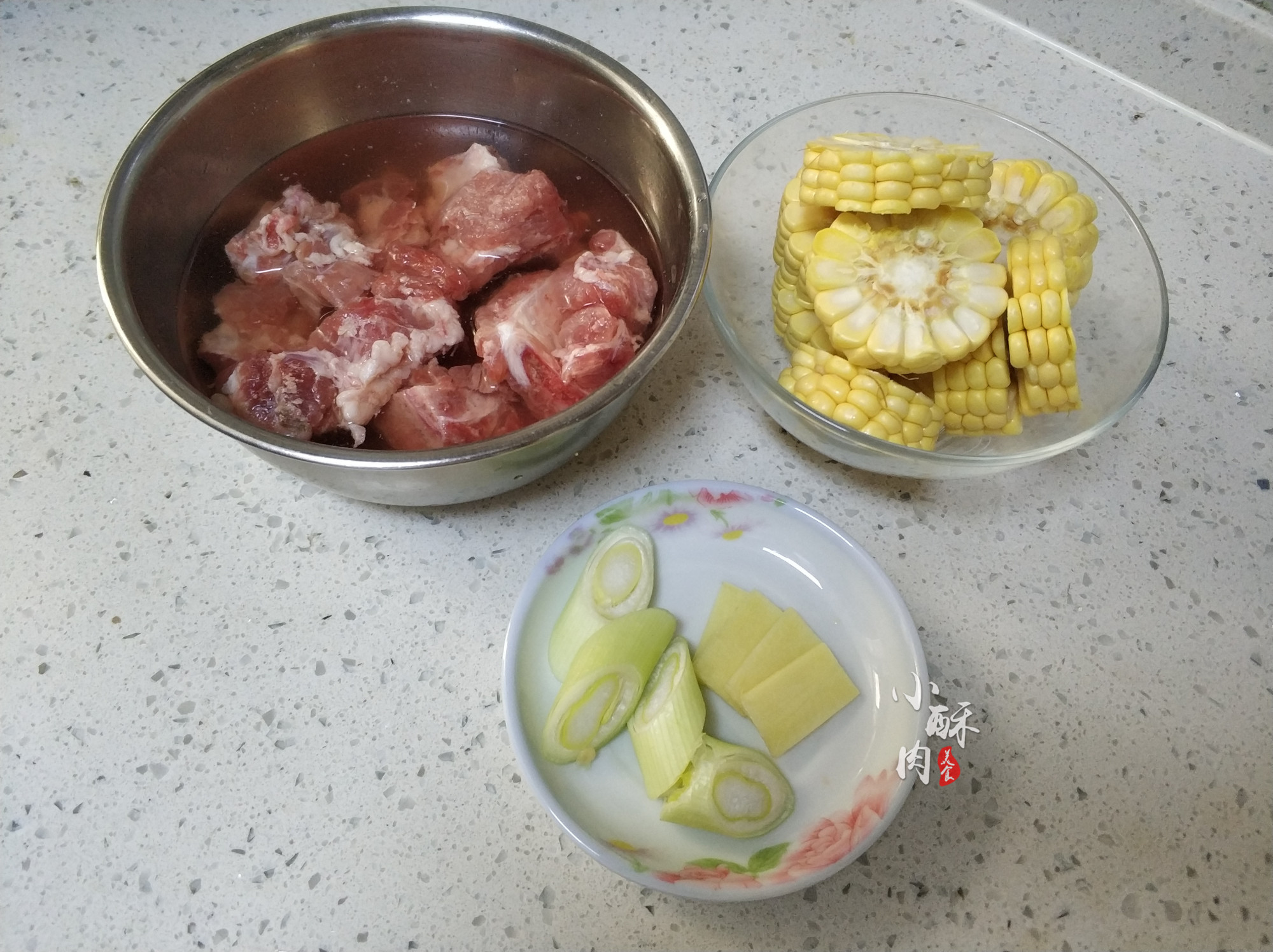 炖排骨盐放迟还是放早,炖排骨盐放多了咸了怎么办