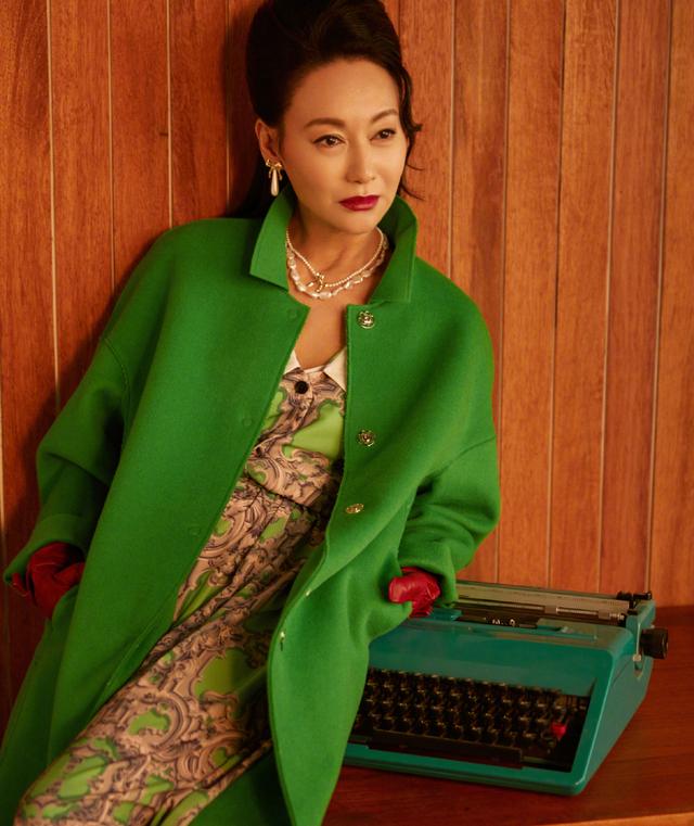 60岁惠英红大片妆发风情魅力,60岁惠英红街头拍戏