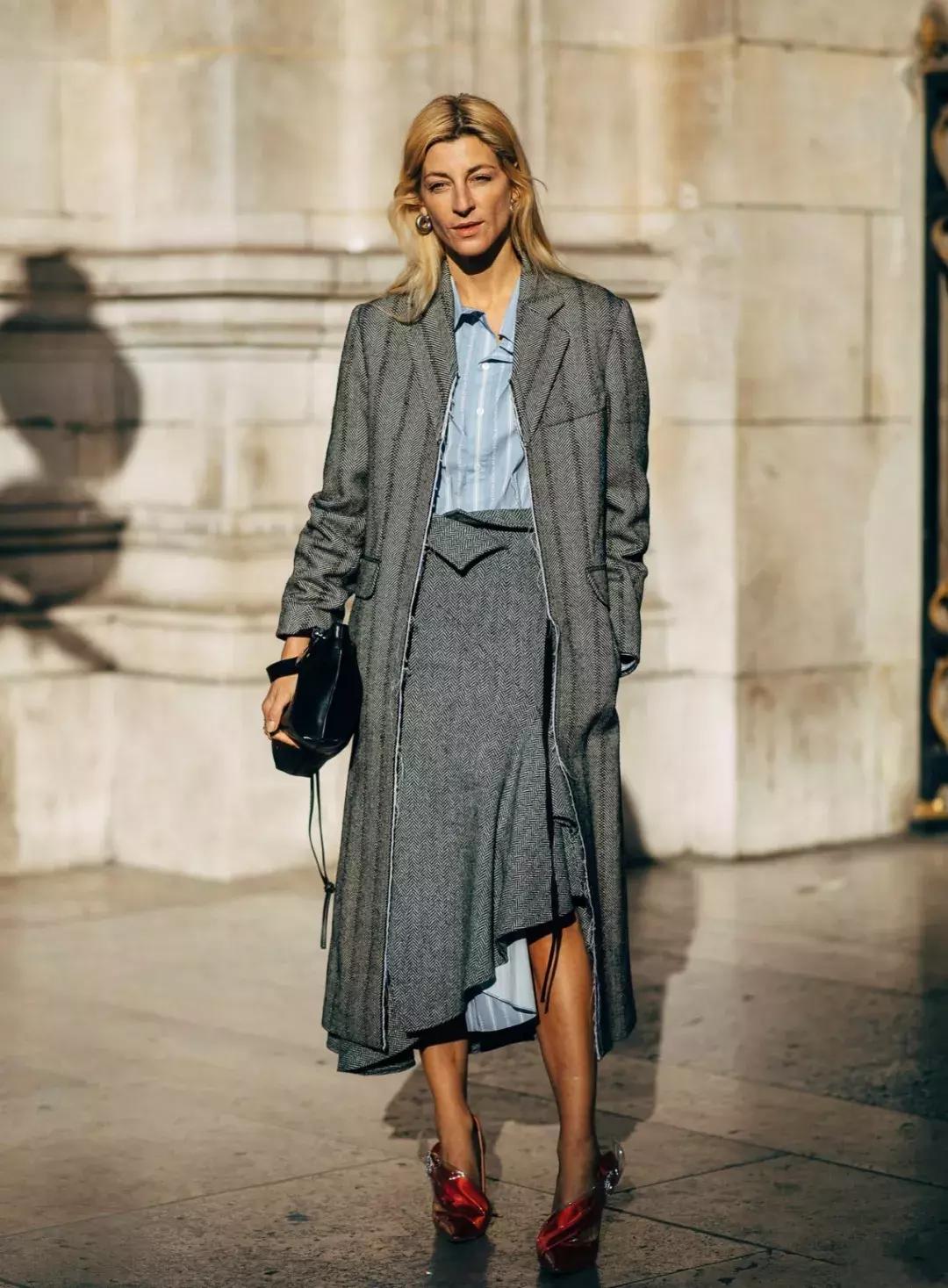 裙摆大衣怎么穿好看,大衣里面的裙子怎么穿