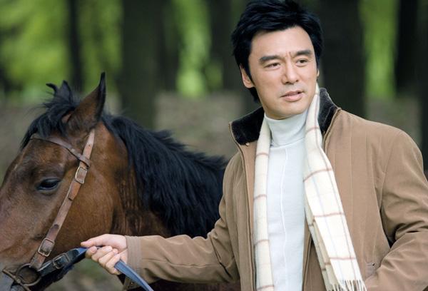 钟镇涛和章小蕙结婚10年负债2.5亿，为何和范姜在一起4年就上岸了