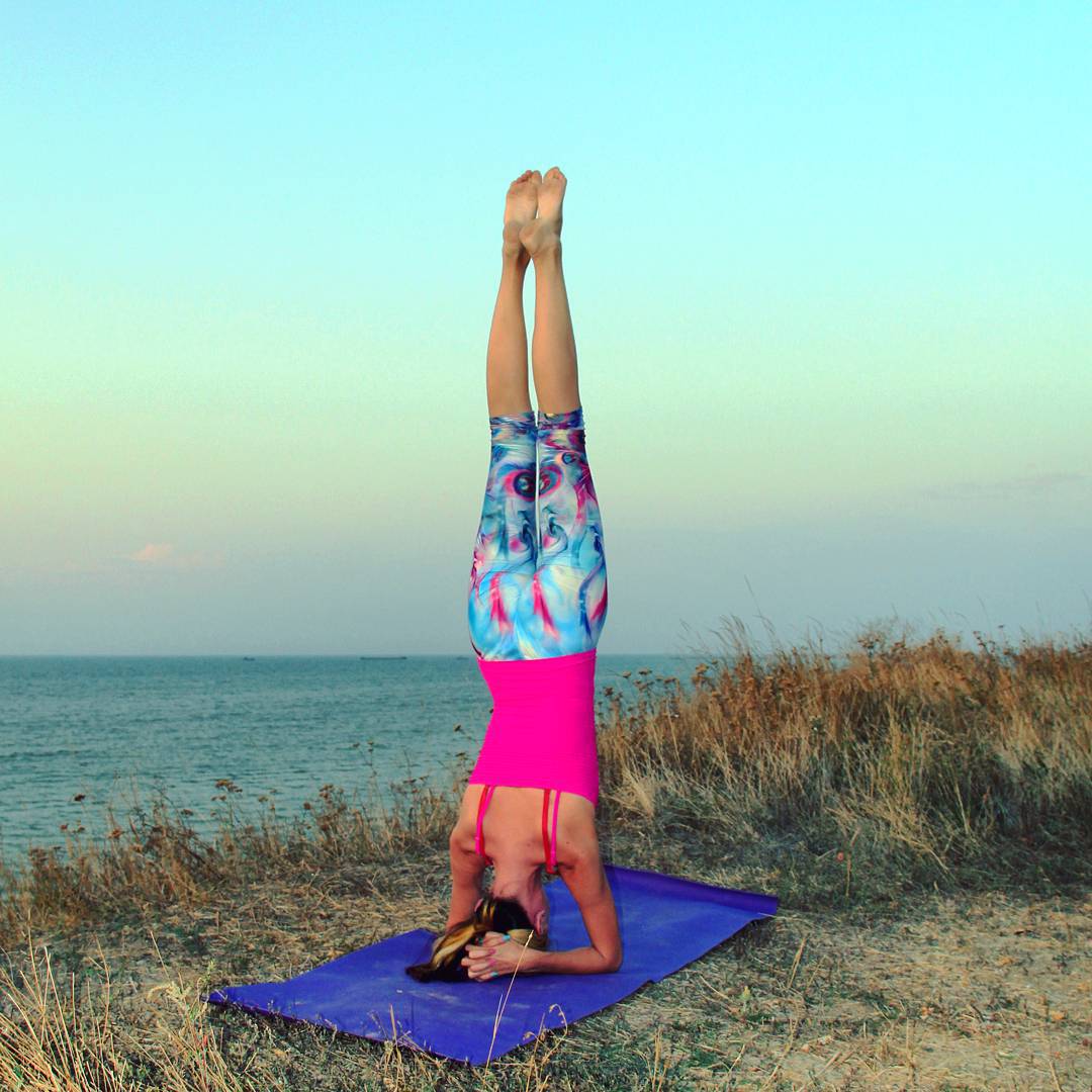 一群女性瑜伽倒立训练,空中瑜伽倒立最简单的方法