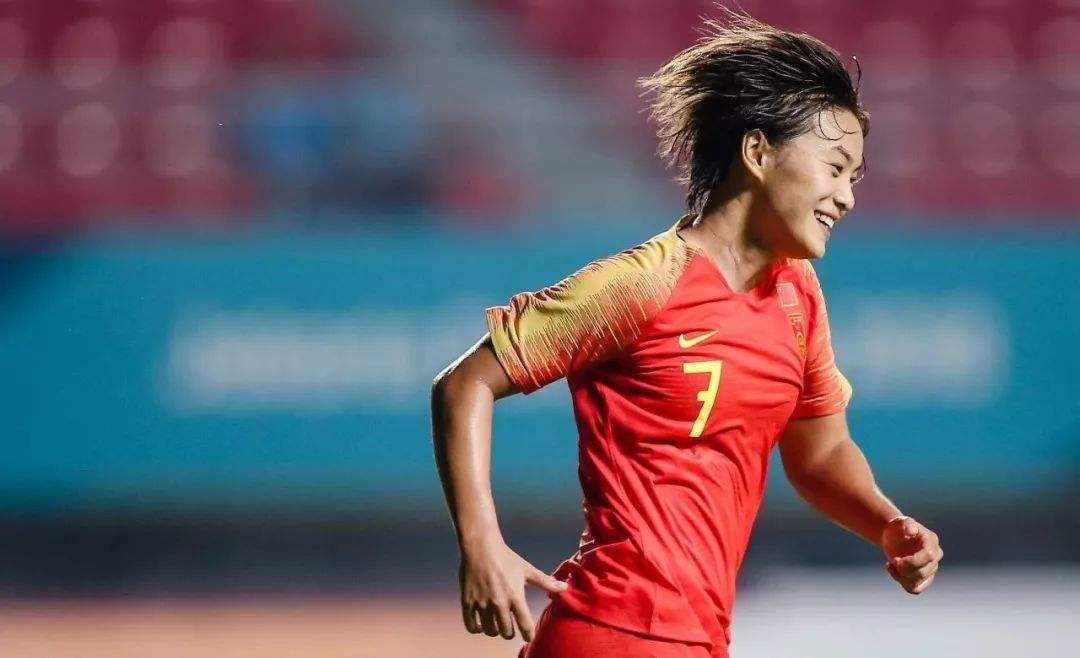 女足王霜停球假射虚晃,国足停球和王霜停球