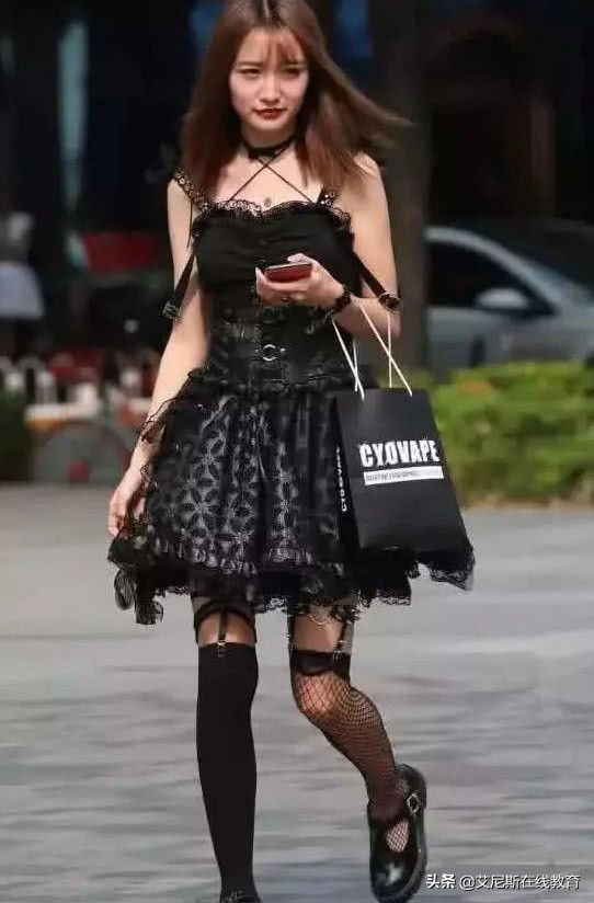 一条腿魔鬼，一条腿天使，让零零后疯狂的“阴阳袜”，网友：太丑