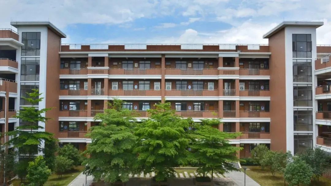 2022年东莞中学松山湖学校喜报,松山湖莞中2022重本率