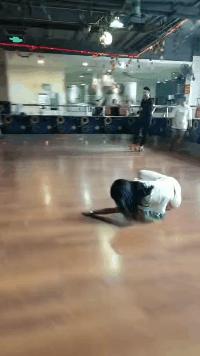 搞笑gif妹子这手速老厉害了,搞笑gif开心一刻不按常理出牌