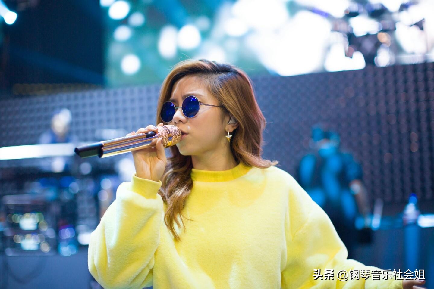 不太出名的歌手靠什么赚钱生活,歌手为什么这么容易赚钱