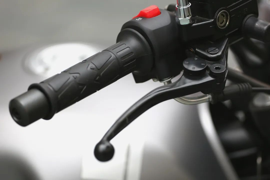 中量级双缸复古赛科龙re3试驾,宗申赛科龙re3双缸400复古摩托