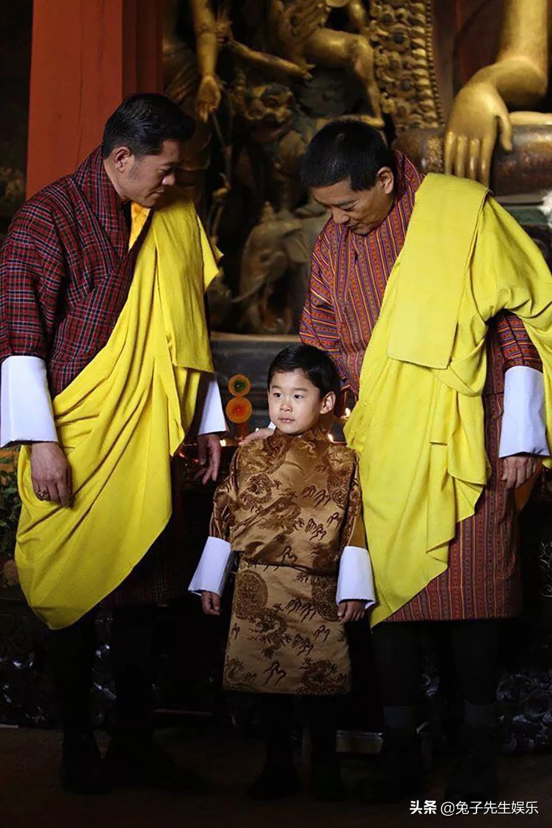不丹龙太子过4岁生日，竟然穿上龙袍出现，越来越有王者气质了