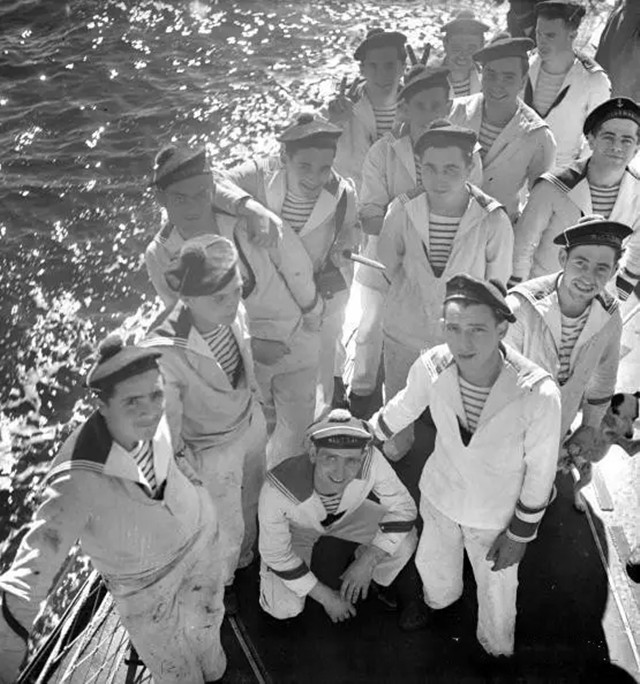 条纹穿搭还能更大胆吗,条纹的上衣搭什么好看