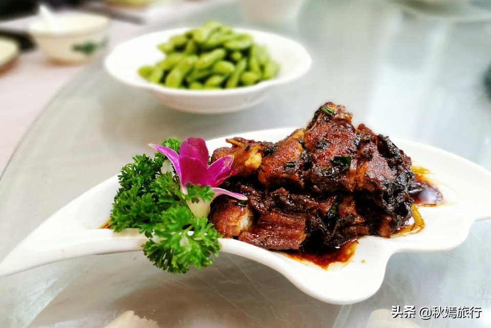 在常熟乡镇饭馆聚餐，12人20多道菜，菜肴酒水共1200元，值不值？