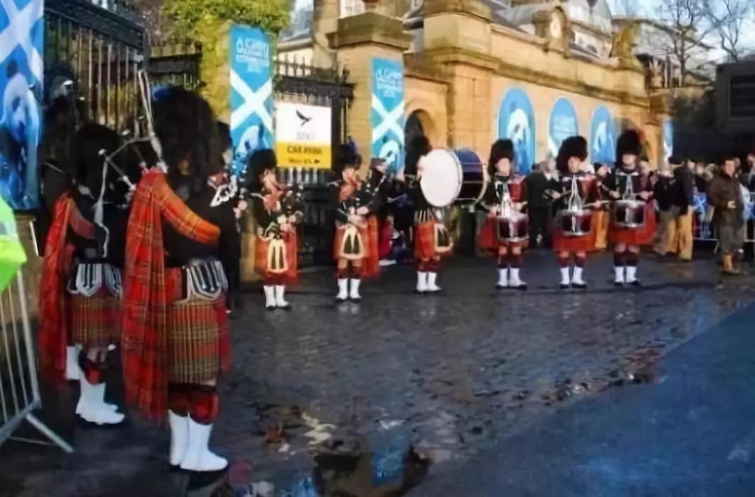 为什么全世界都喜欢大熊猫,世界各地的人们都喜爱大熊猫英语