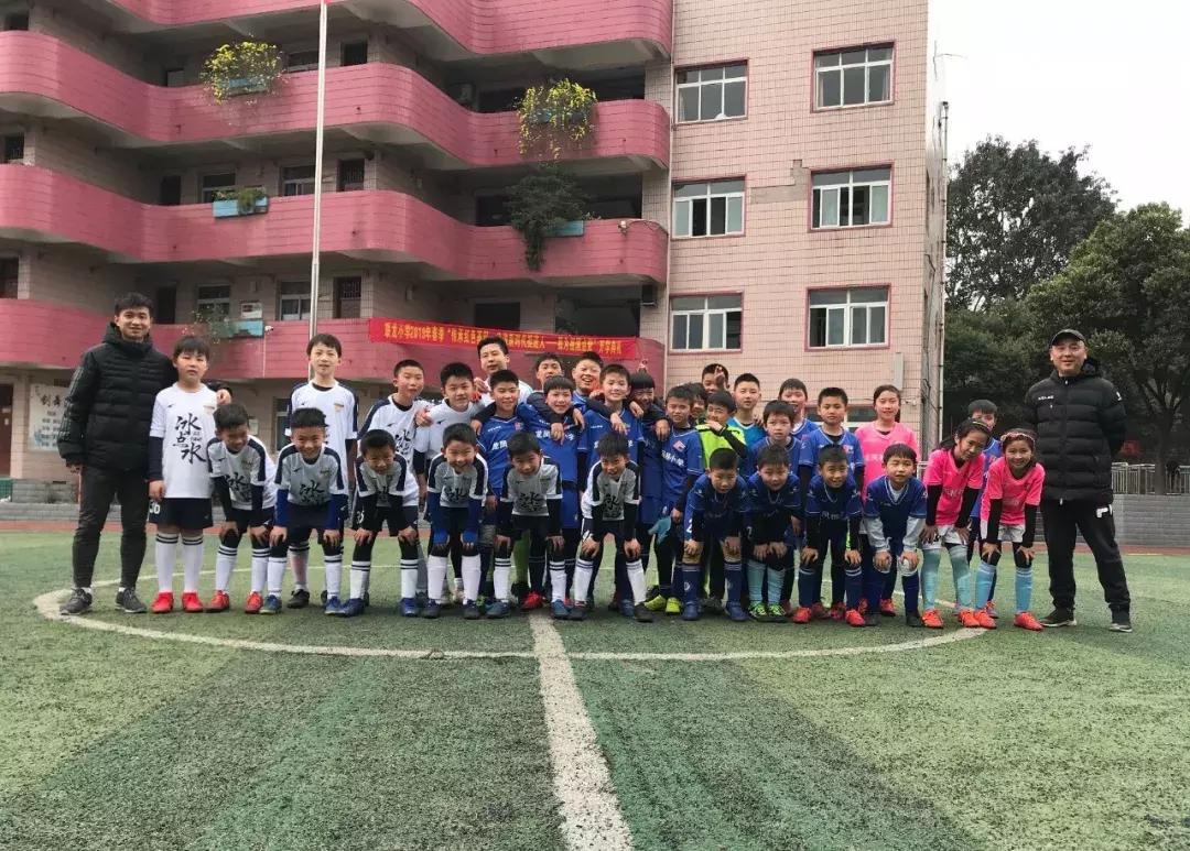 脚下过才叫真本事新希望俱乐部足球小将们出击！