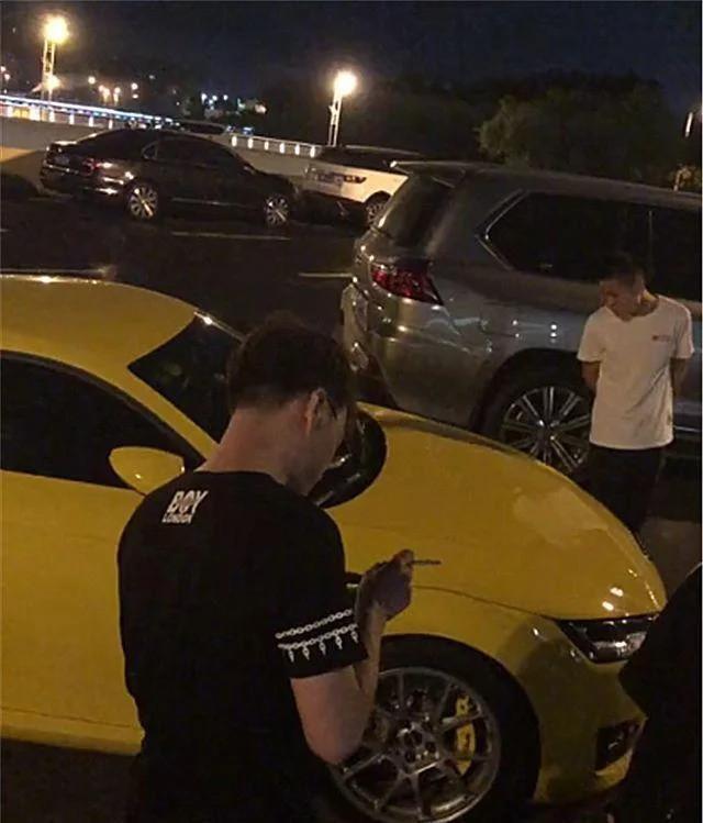 河南一群富二代聚餐，豪车遍地都是，红色法拉利寓意深刻