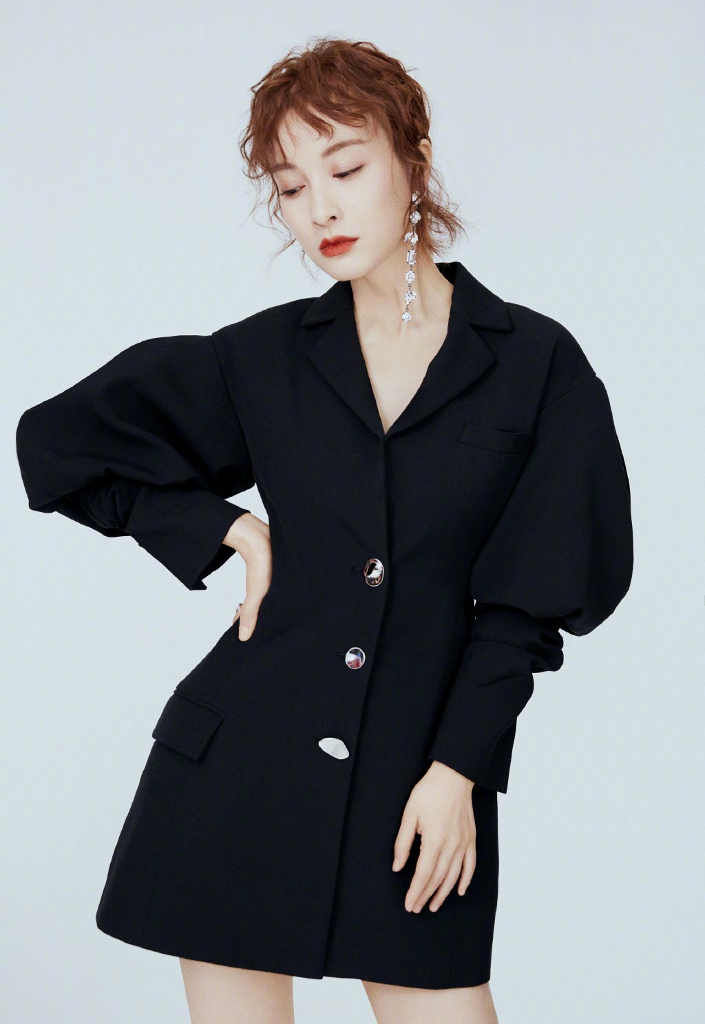 吴昕晒*服私**，穿西装直筒裤满满复古风，网友却说：手机壳哪买的？