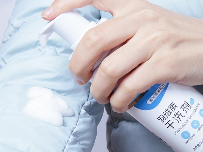 冬天厚衣服脏了，别着急洗！教你1招，像新衣服一样干净