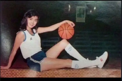 54岁王祖贤美图,亚洲第一长腿女星周慧敏