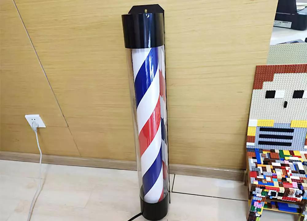 小伙染头发现眼色不对还是夜光的,最后换了一辆车