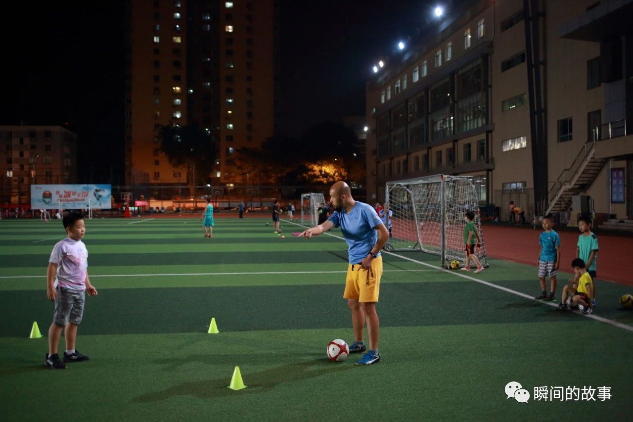 少年足球雨中训练,加油吧少年足球训练