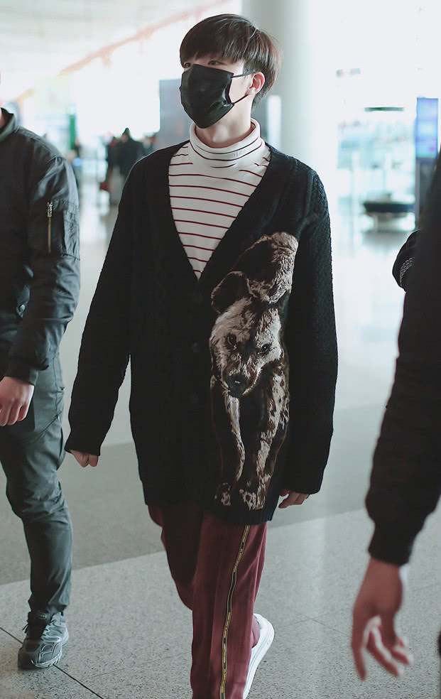 谁说黑色卫衣不怕脏，陈立农一不小心粘上了“墙灰”，这得怎么洗