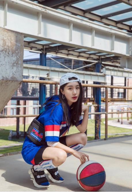 李菲儿穿衣随性，裹身款上衣显出好身材，配牛仔裤不系腰带也不掉