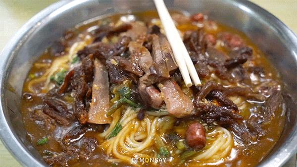 藏在水库的“阿姨街”,人均20块胖成猪