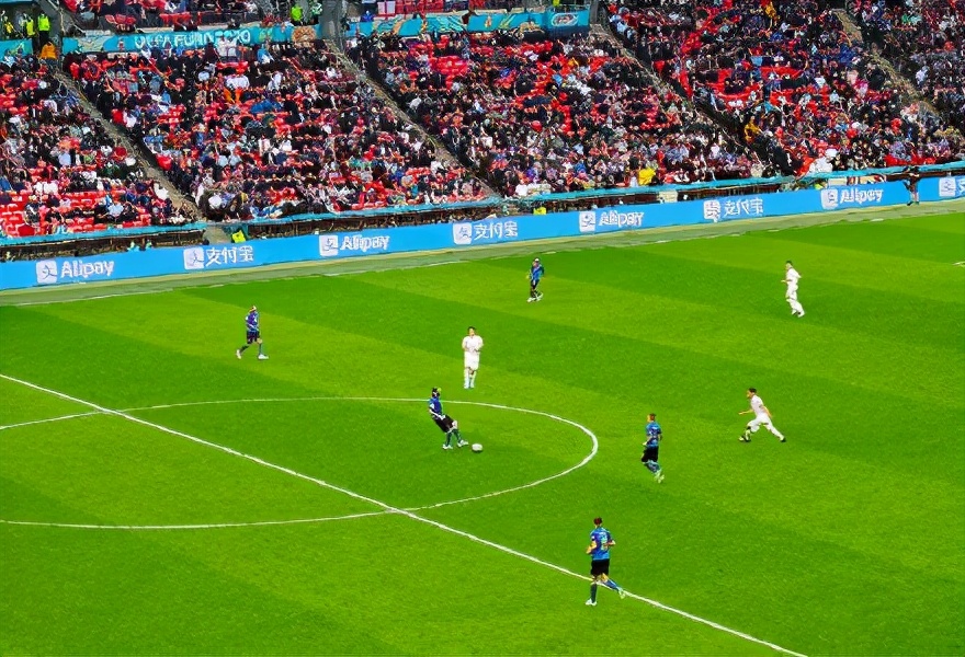 2020欧洲杯赛场围栏上一圈的国企标语，有多少人看到了海信？