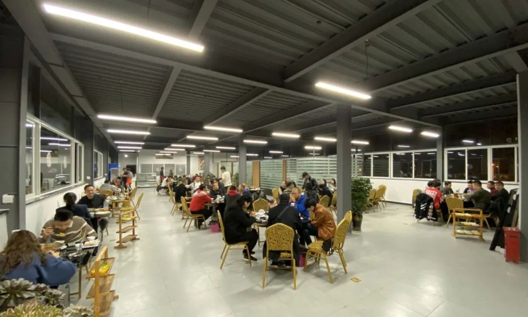 昆明拥有10辆车的男人，用一座城来藏臭味​，和一个不能说的秘密