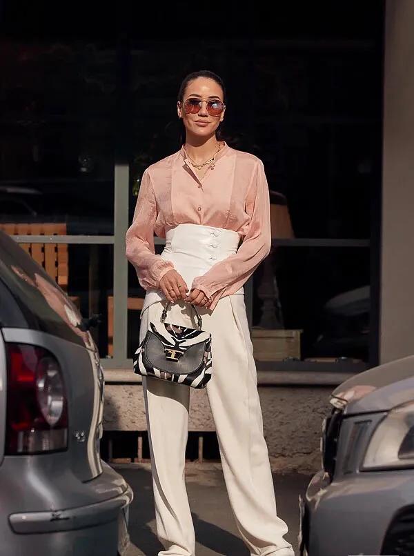 粉红色大衣配什么颜色打底衫好看,粉红色外套里面搭配什么颜色最好