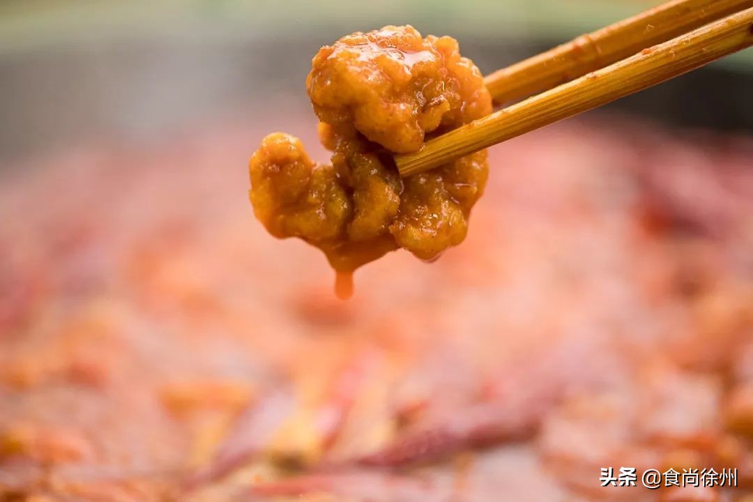 徐州闹市一角，还原了80年代的市井范儿！笸箩上菜，98元吃17样！