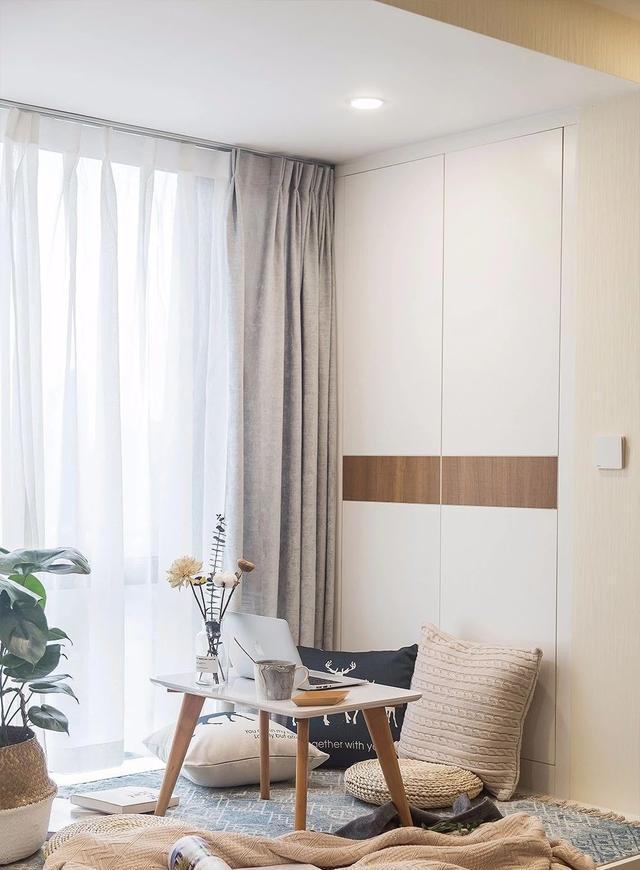 小次卧连着阳台砌墙做榻榻米,老破小阳台变卧室增加一间房