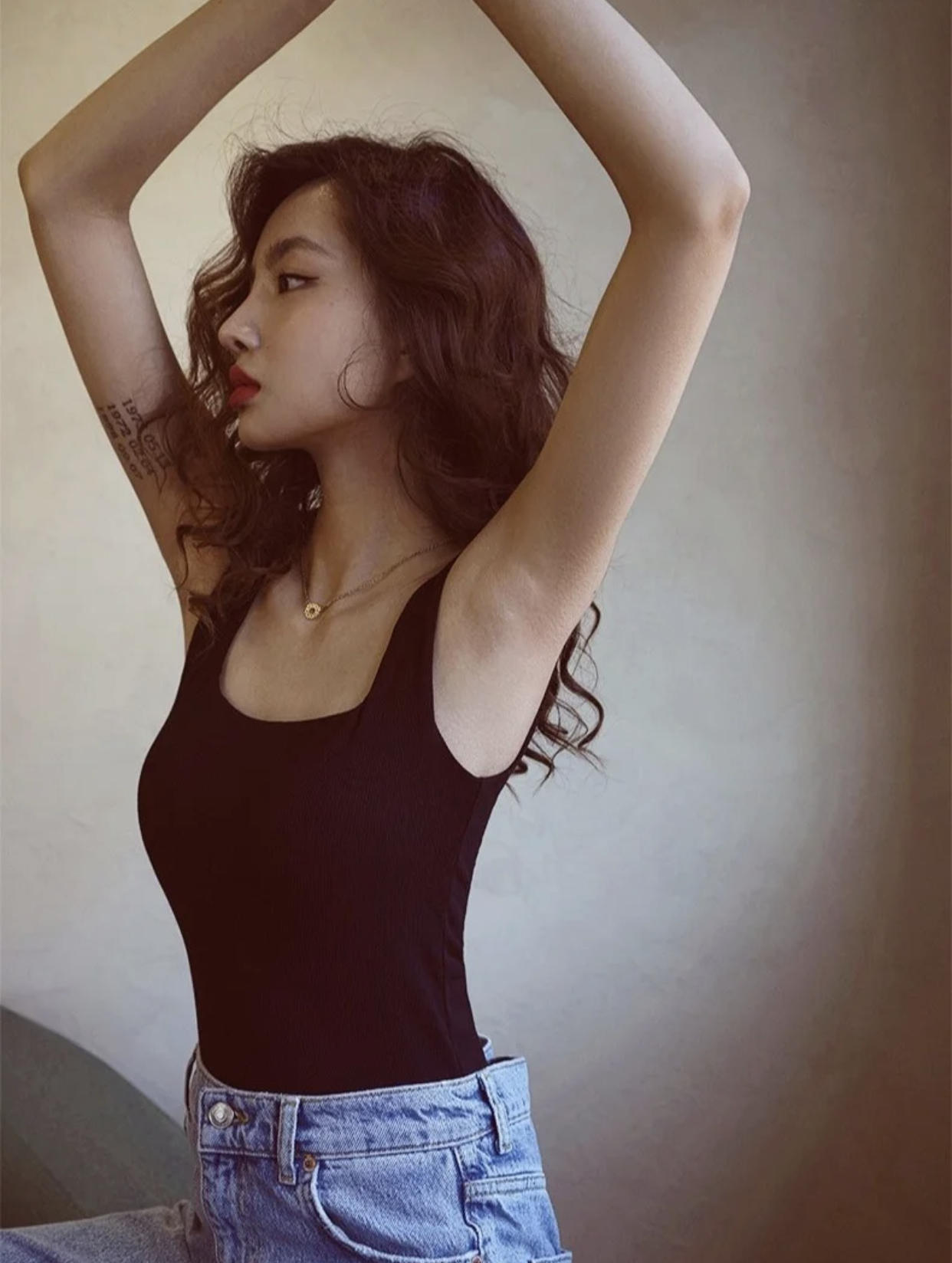 衣服太透、汗水过多，夏季穿衣烦恼多，穿衣小妙招打破穿衣尴尬