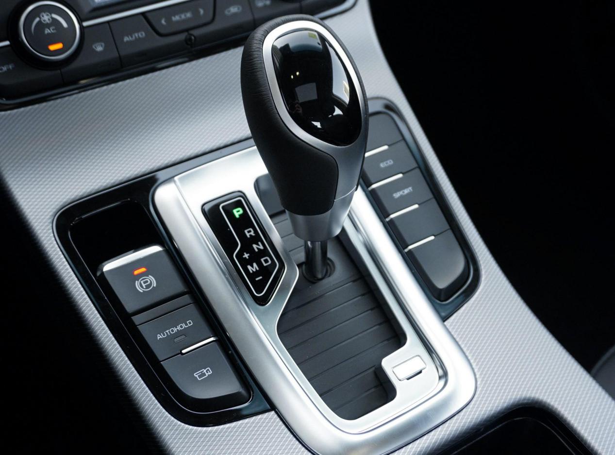 十万级紧凑车型谁的性价比更高,帝豪GL比福睿斯更合适年轻人