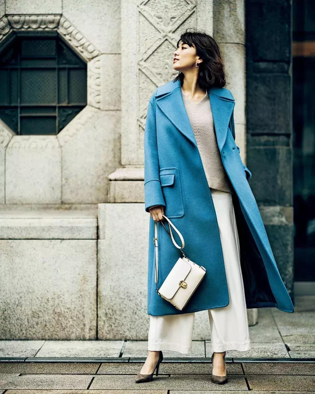 姑娘，你穿彩色大衣真好看！