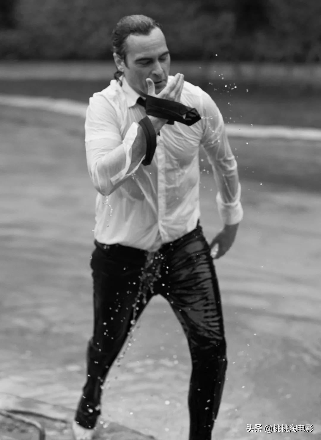 华金菲尼克斯名利场采访,华金菲尼克斯小丑西装