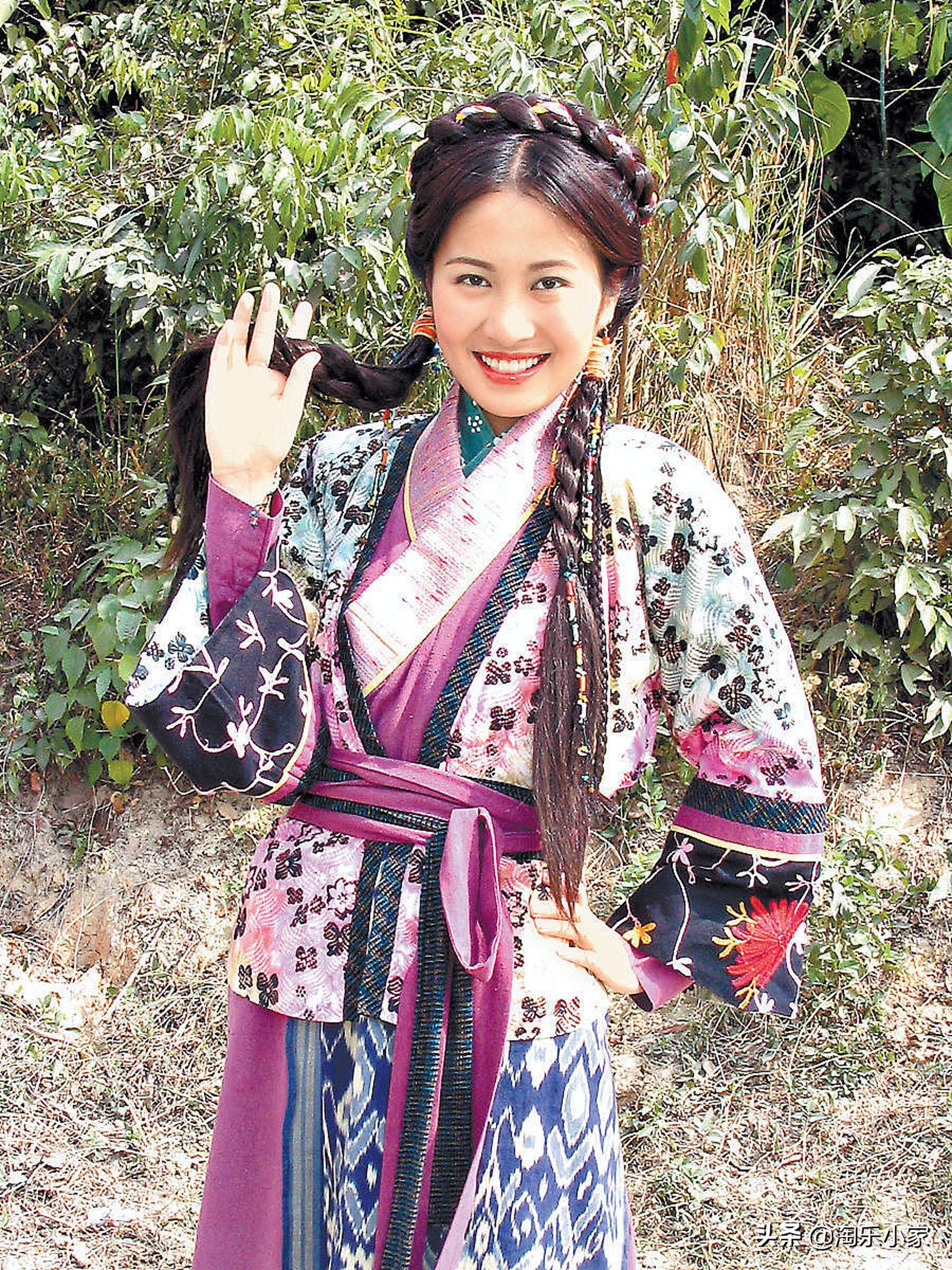 助理伺候明星捏脚,助理伺候明星跪下打伞