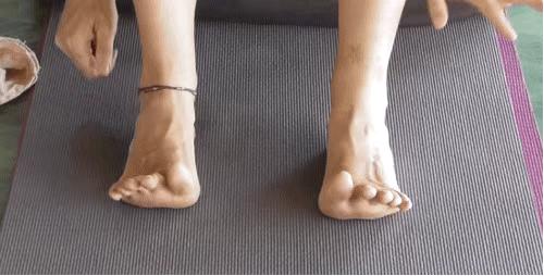 初练瑜伽脚掌的正确姿势,瑜伽脚根基发力点和要点
