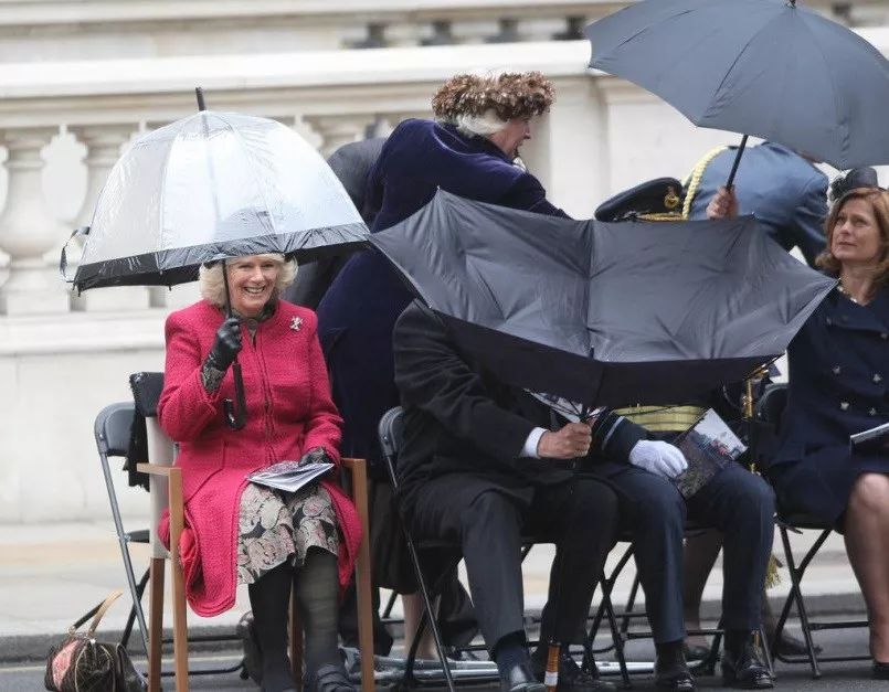 雨天的格调来自于一把正统英伦风雨伞