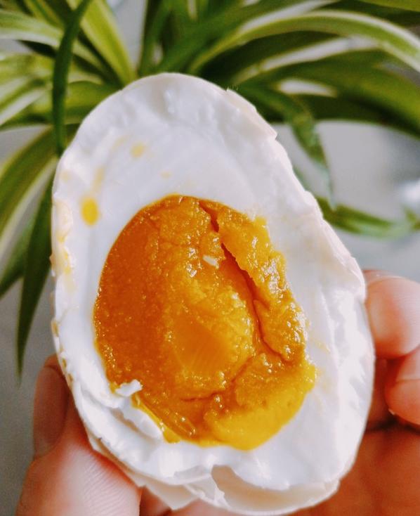 秘制咸鸭蛋20天就可以吃,腌制鸭蛋不加任何添加剂