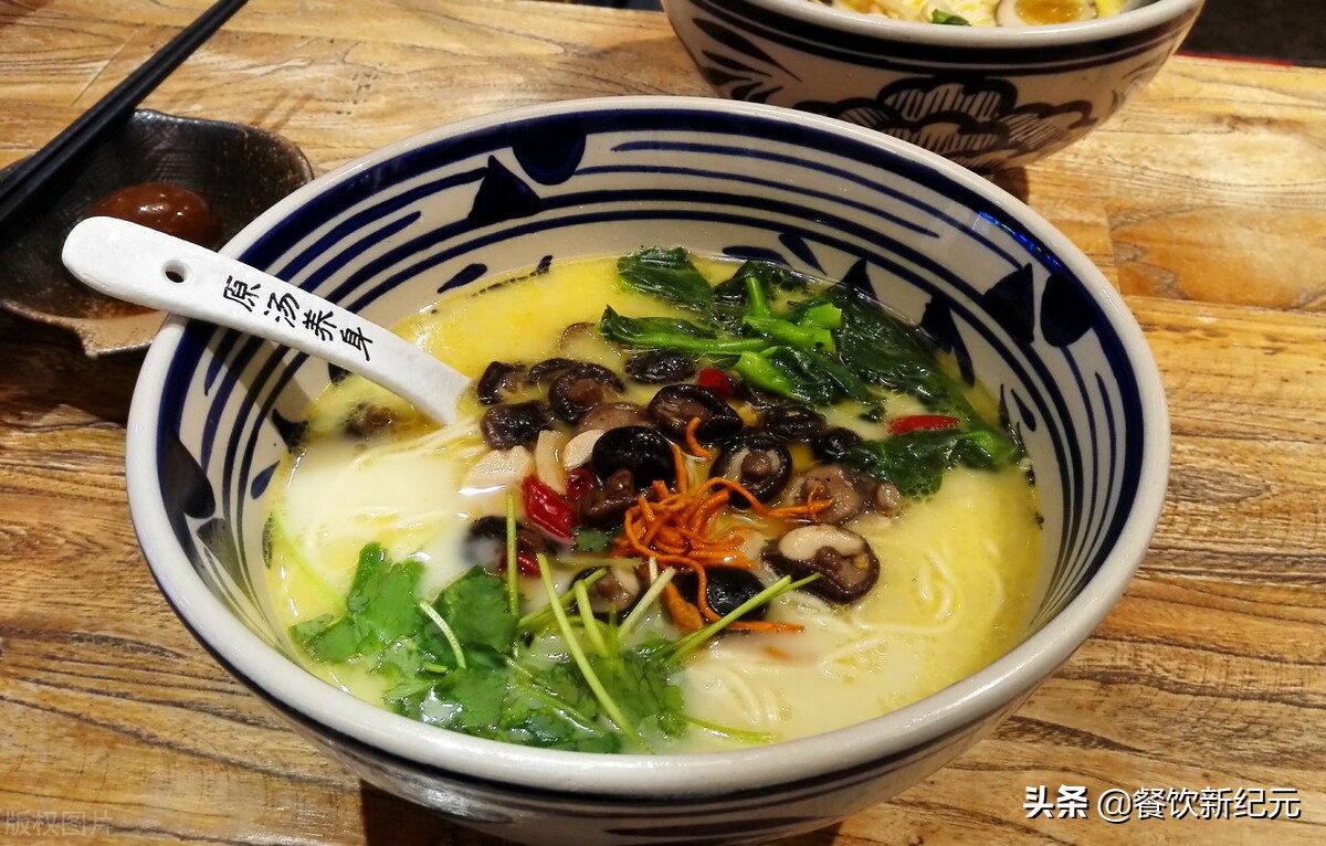 排队一小时就为了吃这碗黑色拉面,为什么吃一碗拉面需要排队几小时