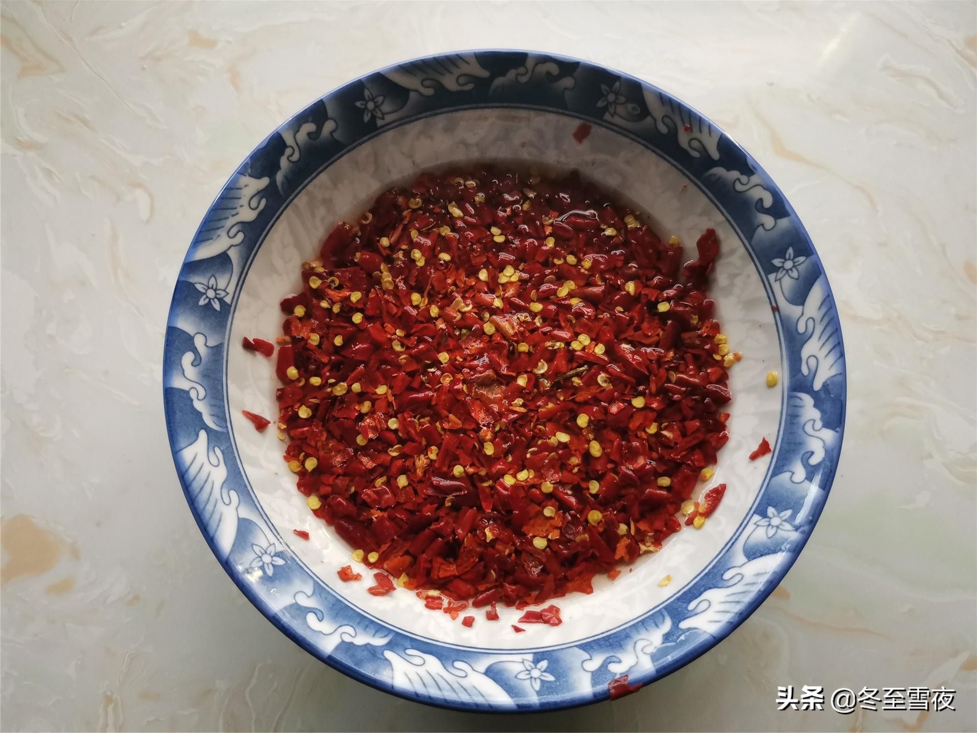 如何制作香辣小鱼干,香辣小鱼干详细做法