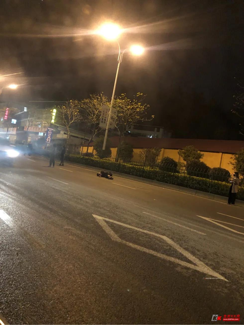 璧涜溅鎵嬪紑璧涜溅鍦ㄩ珮閫熷叕璺笂椋欒溅,鍦ㄩ緳宀╁ぇ閬撳紑璧涜溅